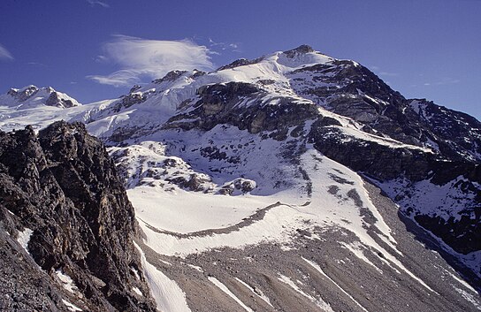 Climbers ascending Yala Peak (5,500m) in Nepal’s Langtang region with panoramic views of Langtang Lirung, Dorje Lakpa, and Shishapangma under a clear Himalayan sky.