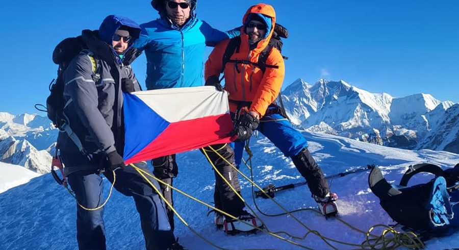 Climbers ascending Mera Peak (6,476m) in Nepal with panoramic Himalayan views of Everest, Lhotse, and Makalu in the background — a thrilling high-altitude adventure in the Everest region.
